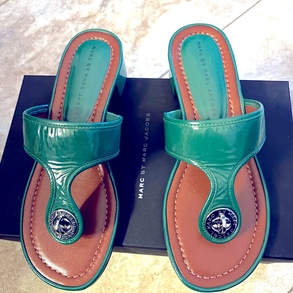 New In Box Marc Jacobs Thong  Sandal in Leather Naplack Green Size 6.5